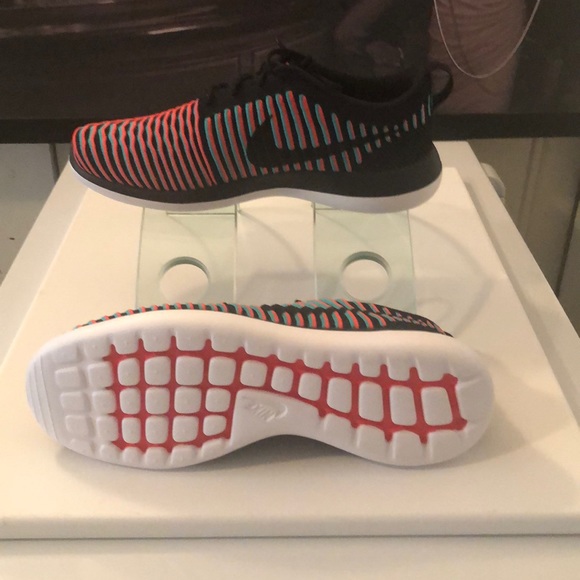 NIKE ROSHE TWO FLYKNIT SIZE 10 - Picture 4 of 7